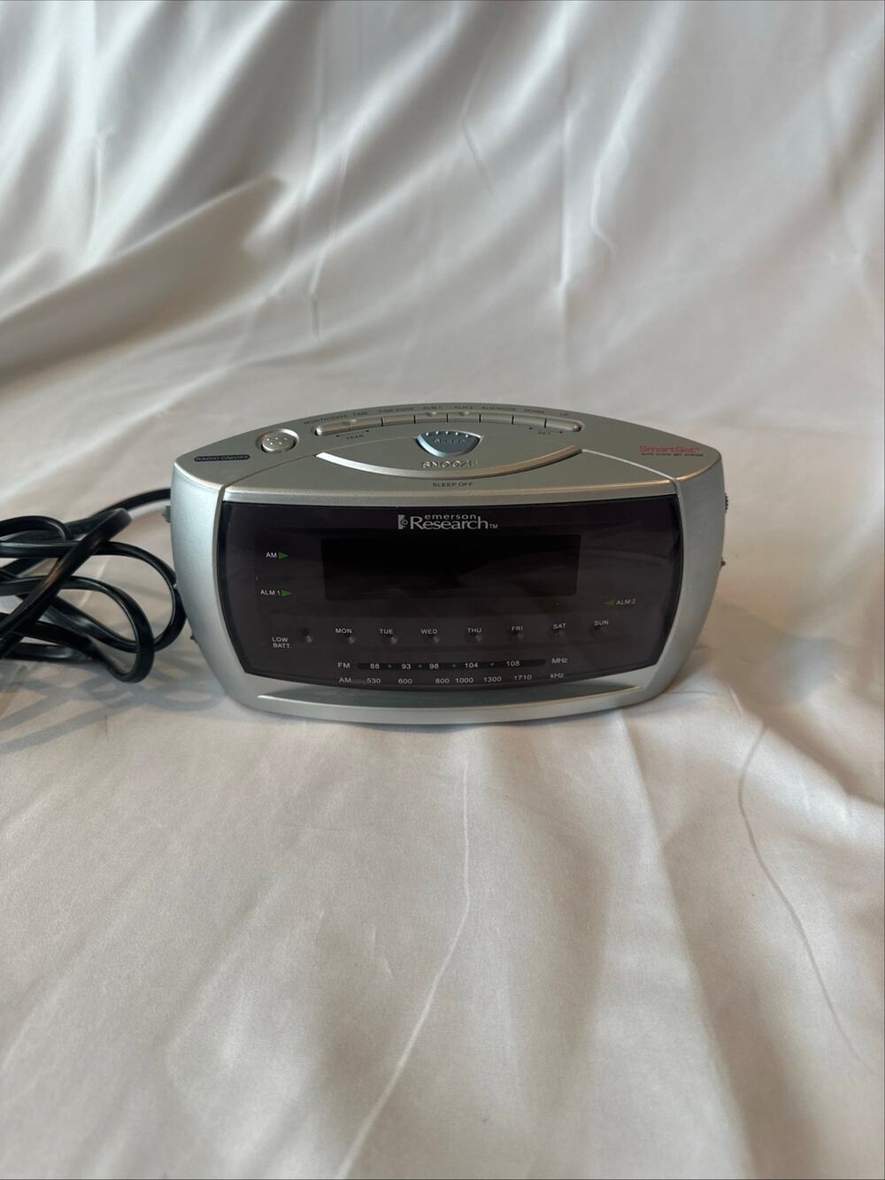 Emerson research, dual alarm clock radio
